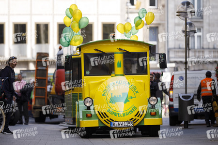 Jungfernfahrt der elektrisch betriebenen Bimmelbahn in Kölm