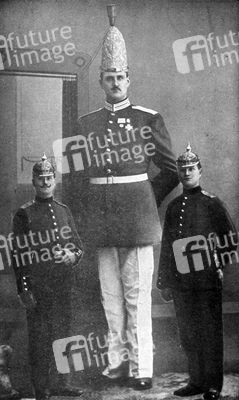 Der lange Josef mit Kameraden