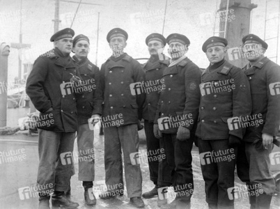 Matrosen auf der S.M.S. Hyäne in Kiel