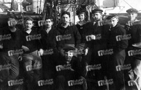 Matrosen auf der S.M.S. Hyäne in Kiel