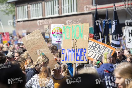AfD Demo und Gegendemo in Erfurt
