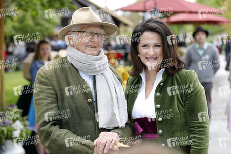 Prinz Charles und Herzogin Camilla besuchen einen Bio-Bauernhof in Glonn
