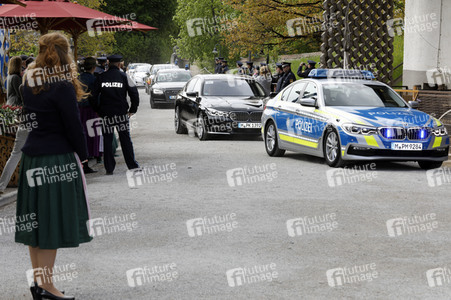 Prinz Charles und Herzogin Camilla besuchen einen Bio-Bauernhof in Glonn