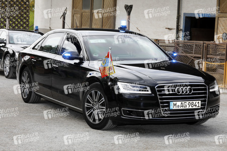 Prinz Charles und Herzogin Camilla besuchen einen Bio-Bauernhof in Glonn