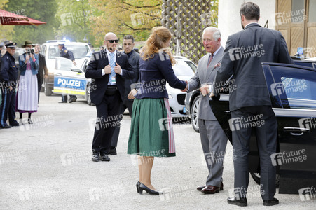 Prinz Charles und Herzogin Camilla besuchen einen Bio-Bauernhof in Glonn