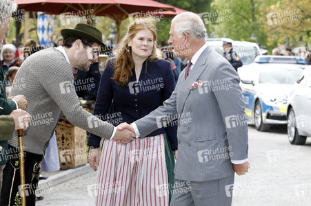 Prinz Charles und Herzogin Camilla besuchen einen Bio-Bauernhof in Glonn