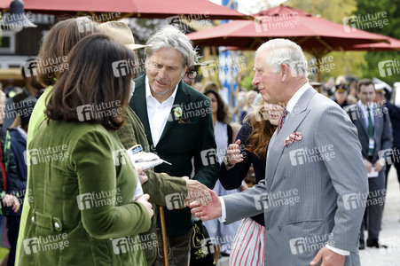 Prinz Charles und Herzogin Camilla besuchen einen Bio-Bauernhof in Glonn