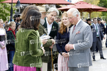 Prinz Charles und Herzogin Camilla besuchen einen Bio-Bauernhof in Glonn