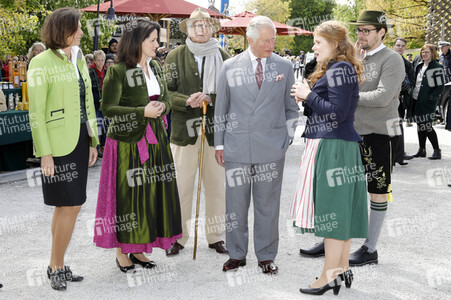Prinz Charles und Herzogin Camilla besuchen einen Bio-Bauernhof in Glonn