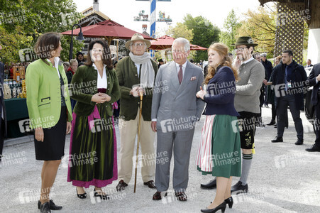 Prinz Charles und Herzogin Camilla besuchen einen Bio-Bauernhof in Glonn