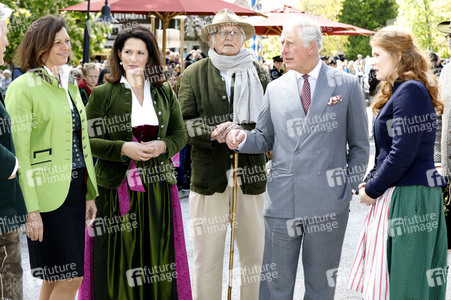 Prinz Charles und Herzogin Camilla besuchen einen Bio-Bauernhof in Glonn