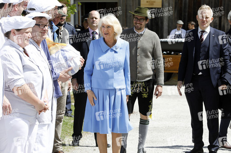 Prinz Charles und Herzogin Camilla besuchen einen Bio-Bauernhof in Glonn