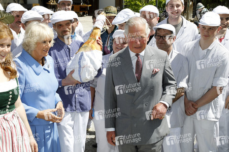Prinz Charles und Herzogin Camilla besuchen einen Bio-Bauernhof in Glonn