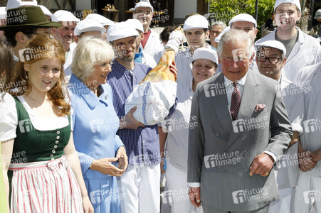 Prinz Charles und Herzogin Camilla besuchen einen Bio-Bauernhof in Glonn