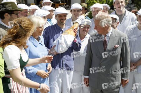Prinz Charles und Herzogin Camilla besuchen einen Bio-Bauernhof in Glonn