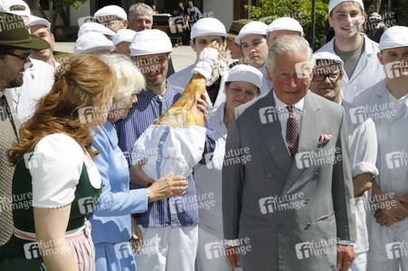 Prinz Charles und Herzogin Camilla besuchen einen Bio-Bauernhof in Glonn