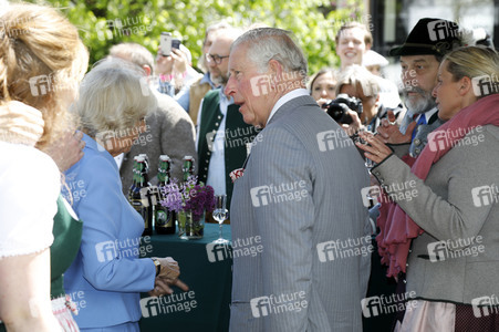 Prinz Charles und Herzogin Camilla besuchen einen Bio-Bauernhof in Glonn