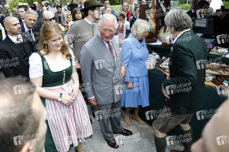 Prinz Charles und Herzogin Camilla besuchen einen Bio-Bauernhof in Glonn
