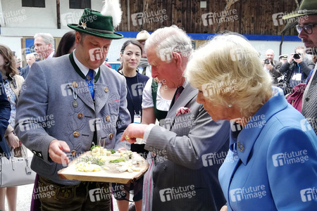 Prinz Charles und Herzogin Camilla besuchen einen Bio-Bauernhof in Glonn