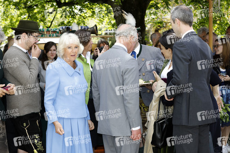 Prinz Charles und Herzogin Camilla besuchen einen Bio-Bauernhof in Glonn