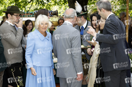 Prinz Charles und Herzogin Camilla besuchen einen Bio-Bauernhof in Glonn