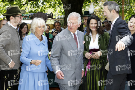 Prinz Charles und Herzogin Camilla besuchen einen Bio-Bauernhof in Glonn