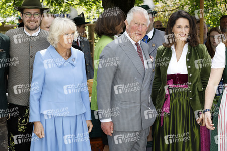Prinz Charles und Herzogin Camilla besuchen einen Bio-Bauernhof in Glonn