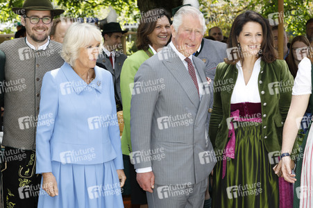 Prinz Charles und Herzogin Camilla besuchen einen Bio-Bauernhof in Glonn