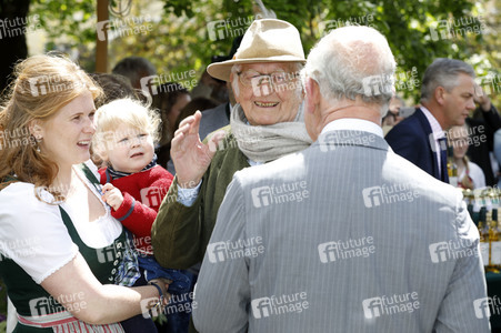 Prinz Charles und Herzogin Camilla besuchen einen Bio-Bauernhof in Glonn