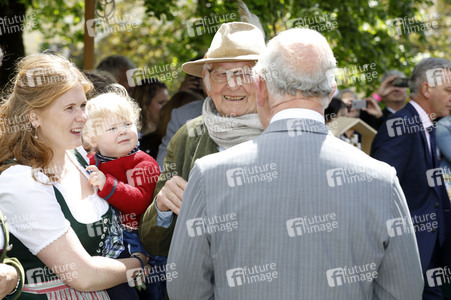 Prinz Charles und Herzogin Camilla besuchen einen Bio-Bauernhof in Glonn