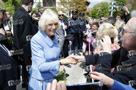 Prinz Charles und Herzogin Camilla besuchen einen Bio-Bauernhof in Glonn