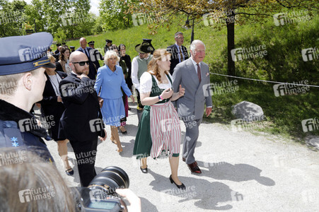 Prinz Charles und Herzogin Camilla besuchen einen Bio-Bauernhof in Glonn