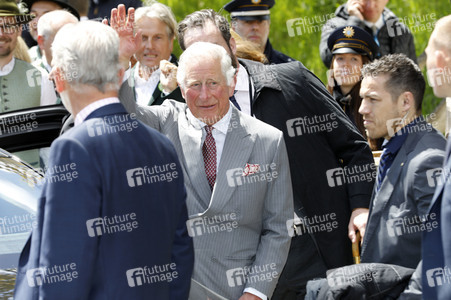 Prinz Charles und Herzogin Camilla besuchen einen Bio-Bauernhof in Glonn