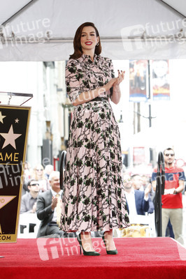 Anne Hathaway erhält einen Stern auf dem Hollywood Walk of Fame in Los Angeles