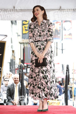 Anne Hathaway erhält einen Stern auf dem Hollywood Walk of Fame in Los Angeles