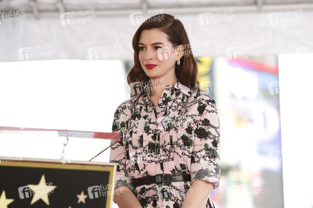 Anne Hathaway erhält einen Stern auf dem Hollywood Walk of Fame in Los Angeles
