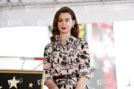 Anne Hathaway erhält einen Stern auf dem Hollywood Walk of Fame in Los Angeles