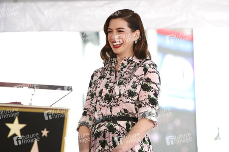 Anne Hathaway erhält einen Stern auf dem Hollywood Walk of Fame in Los Angeles
