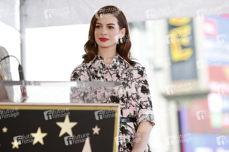 Anne Hathaway erhält einen Stern auf dem Hollywood Walk of Fame in Los Angeles