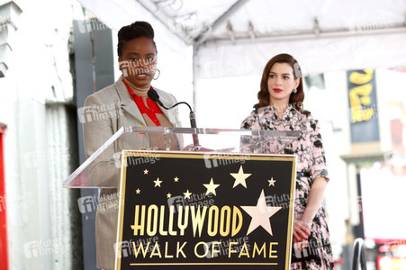 Anne Hathaway erhält einen Stern auf dem Hollywood Walk of Fame in Los Angeles