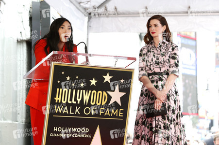 Anne Hathaway erhält einen Stern auf dem Hollywood Walk of Fame in Los Angeles