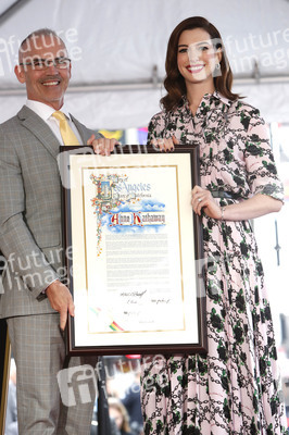 Anne Hathaway erhält einen Stern auf dem Hollywood Walk of Fame in Los Angeles