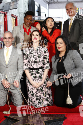 Anne Hathaway erhält einen Stern auf dem Hollywood Walk of Fame in Los Angeles