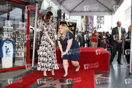 Anne Hathaway erhält einen Stern auf dem Hollywood Walk of Fame in Los Angeles