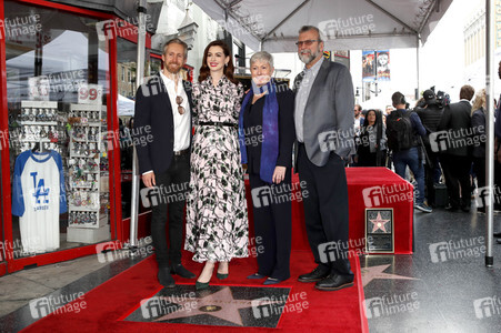 Anne Hathaway erhält einen Stern auf dem Hollywood Walk of Fame in Los Angeles