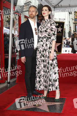 Anne Hathaway erhält einen Stern auf dem Hollywood Walk of Fame in Los Angeles