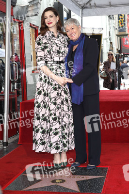 Anne Hathaway erhält einen Stern auf dem Hollywood Walk of Fame in Los Angeles