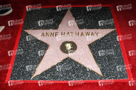 Anne Hathaway erhält einen Stern auf dem Hollywood Walk of Fame in Los Angeles