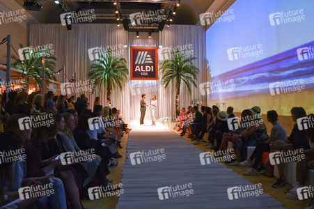 Fashion Show der Damen Beachwear Kollektion 2019 von ALDI Süd in München