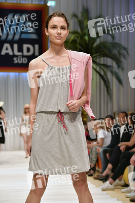 Fashion Show der Damen Beachwear Kollektion 2019 von ALDI Süd in München